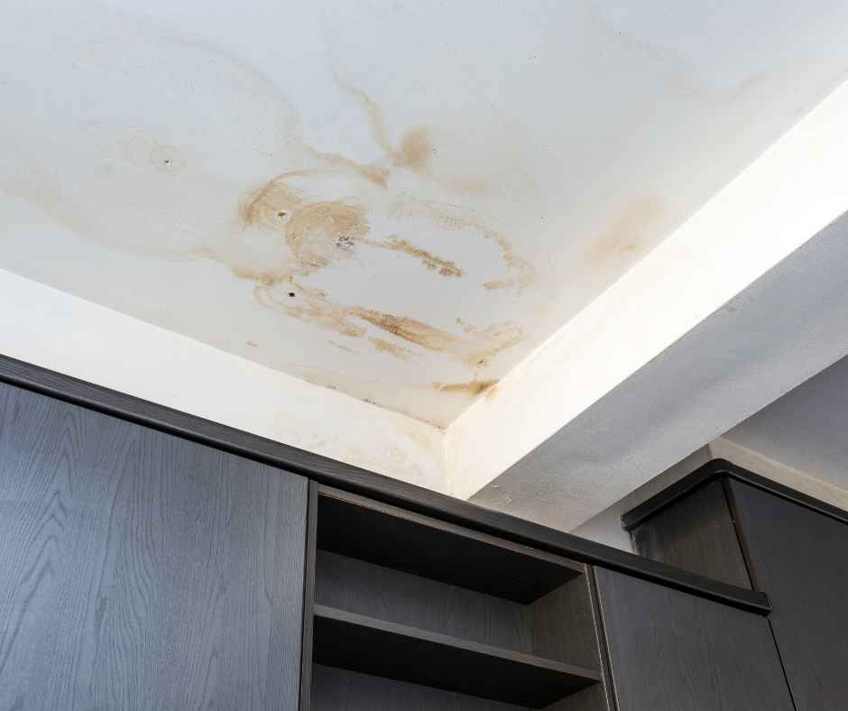 Signs of a water leak on a ceiling